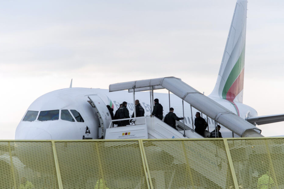 Abgelehnte Asylbewerber steigen am Baden-Airport im Rahmen einer landesweiten Sammelabschiebung in ein Flugzeug.
