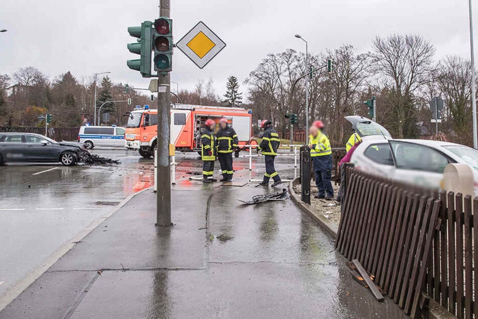 Der VW krachte auf der Kreuzung mit einem Volvo zusammen.