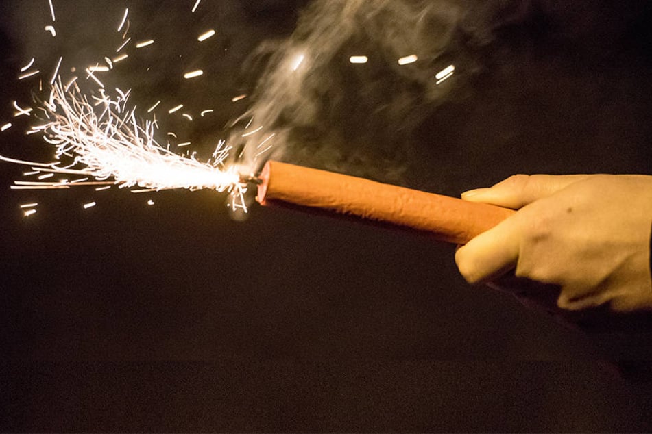Ein Mann hob einen auf ihn geworfenen Böller auf und wollte ihn zurückwerfen. Der Sprengkörper explodierte jedoch in seiner Hand und riss ihm drei Finger ab.