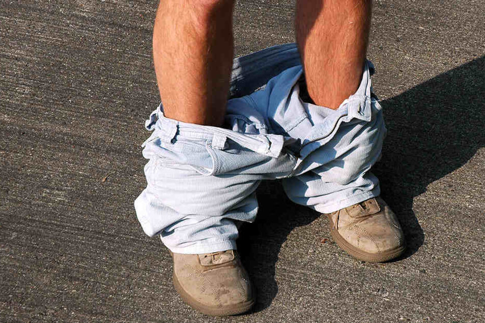 Ein Unbekannter belästigte mit runtergelassener Hose eine junge Frau.