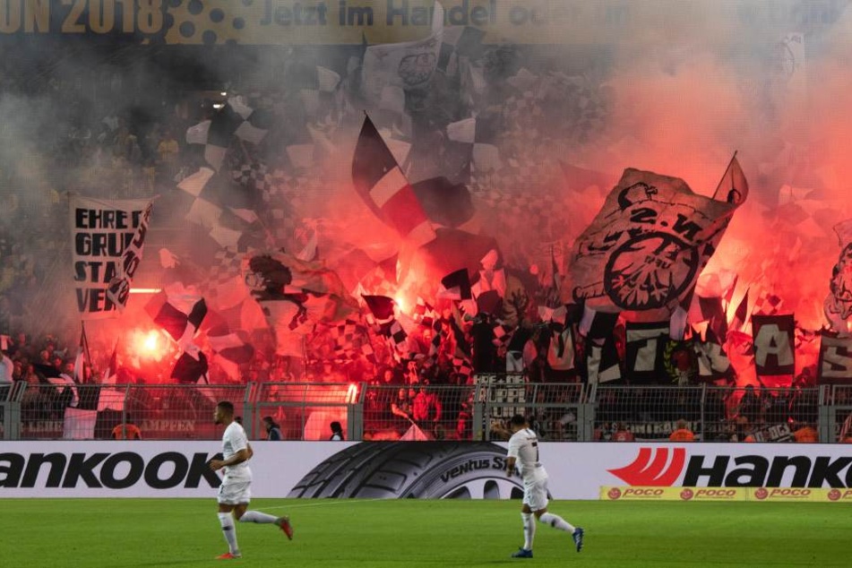Frankfurter Chaoten zündelten vor dem Anpfiff im Signal Iduna Park.