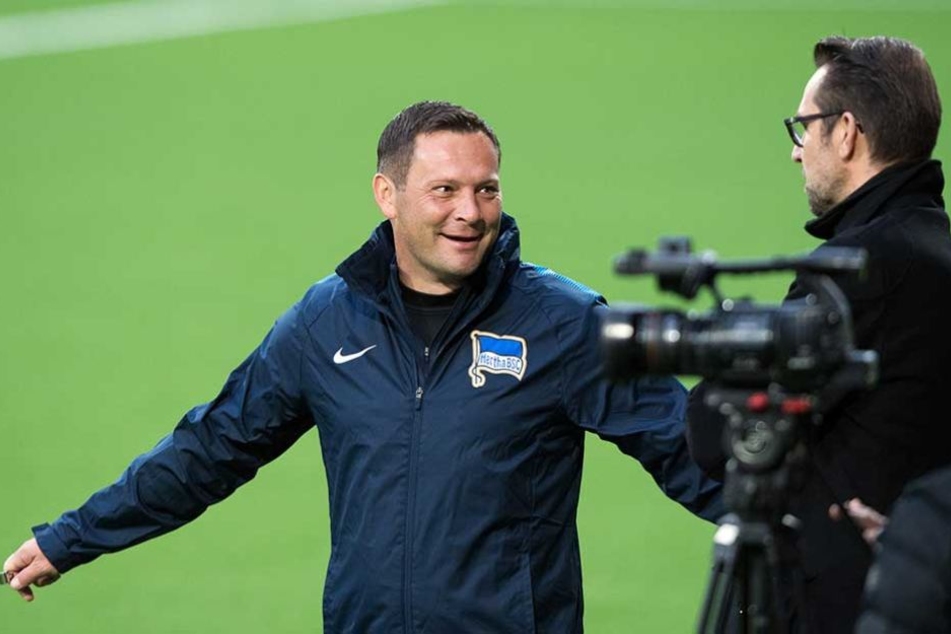 Hertha-Trainer Pal Dardai (li.) gut gelaunt im Gespräch mit Michael Preetz.