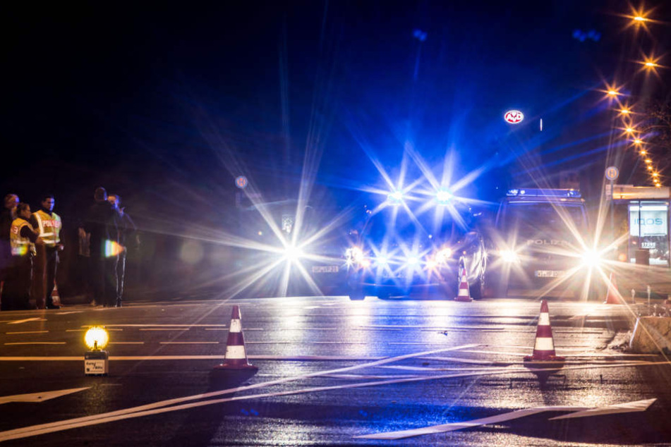 Polizeifahrzeuge sperren die Straßen ab.