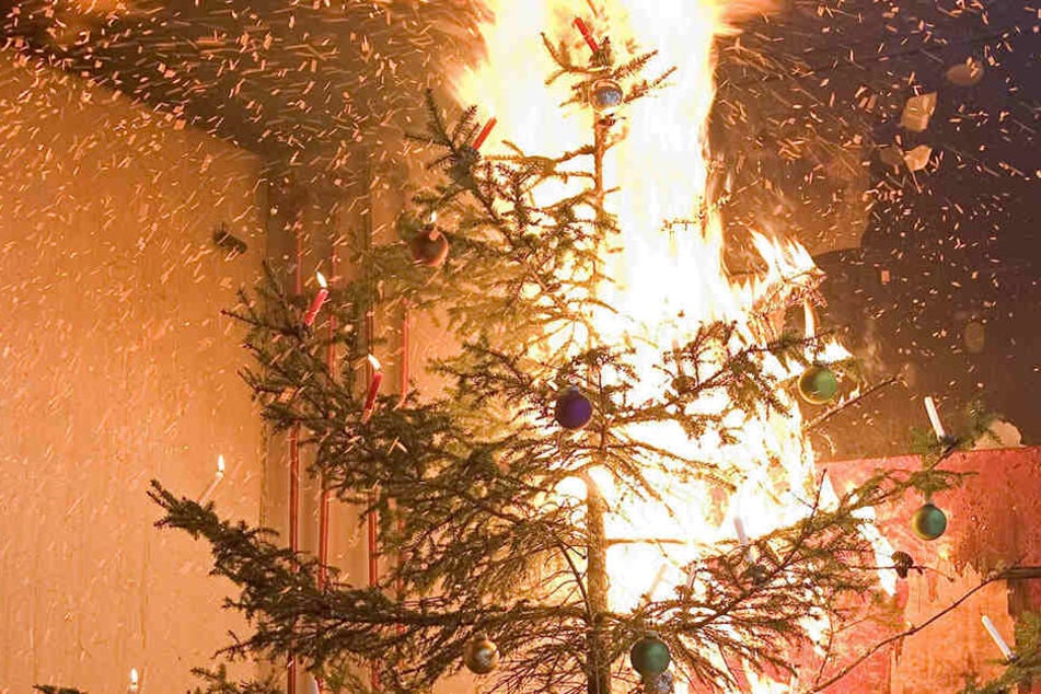 Durch eine Kerze fackelte der Weihnachtsbaum ab.