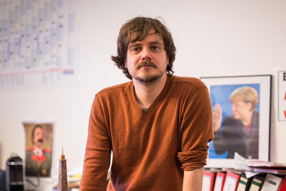 Der Chefredakteur des Satire-Magazins "Titanic" regte eine heftige Sexismus-Debatte in den sozialen Netzwerken an - nun sperrte ihn Facebook wegen einer nackten Brust.