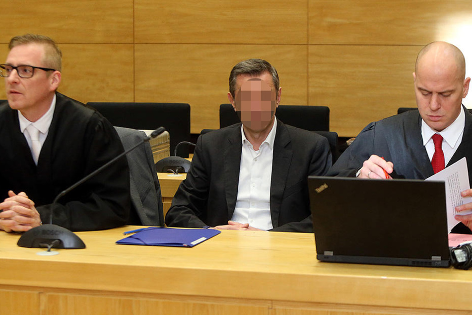 Seine Anwälte stehen dem Tatverdächtigen zur Seite. Der Prozess findet im Landgericht Bielefeld statt.