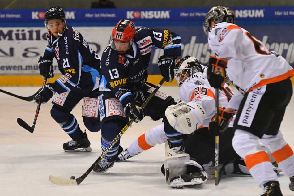 Die Eislöwen-Stürmer Elvijs Biezais (l.) und Dale Mitchell (2.v.l.) übten auf den Frankfurter Goalie Patrick Klein viel Druck aus und waren damit erfolgreich. Auch in Weißwasser?