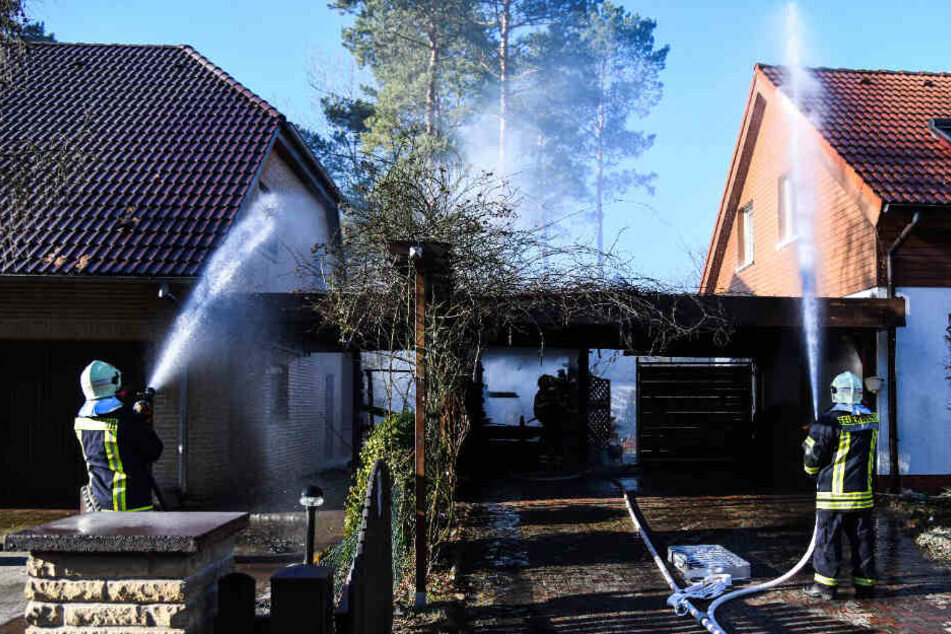 Die Feuerwehrmänner im Einsatz.