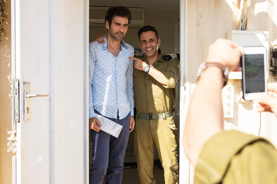 Salam Abbass (l.Kais Nashif) muss am Checkpoint bei Kapitän Assi Tzur (Yaniv Biton) als "Promi" auch für ein Foto herhalten.