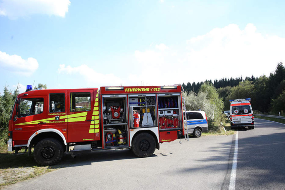 Einsatzkräfte an dem Waldstück, in das die Flieger gestürzt waren.