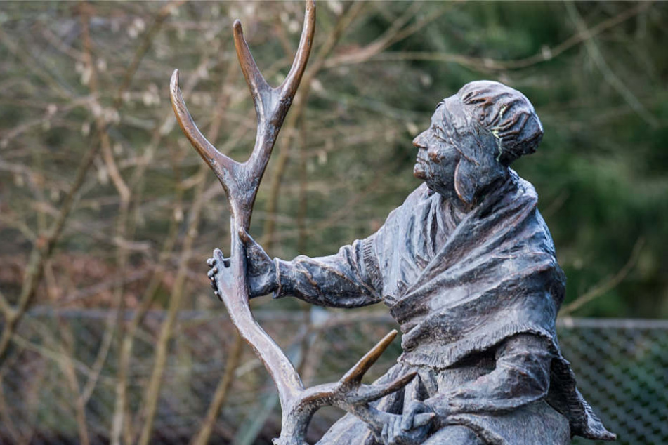 Die Bronzefigur "Wilde Lappenfrau" ist im Tierpark Sababurg bei Hofgeismar zu sehen.