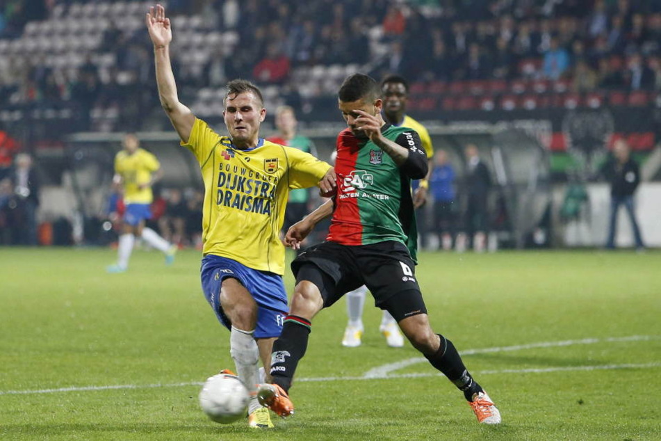 Victor Palsson (r) spielte bereits unter anderem für NEC Nijmegen, NY Red Bulls und die U23 den FC Liverpool.