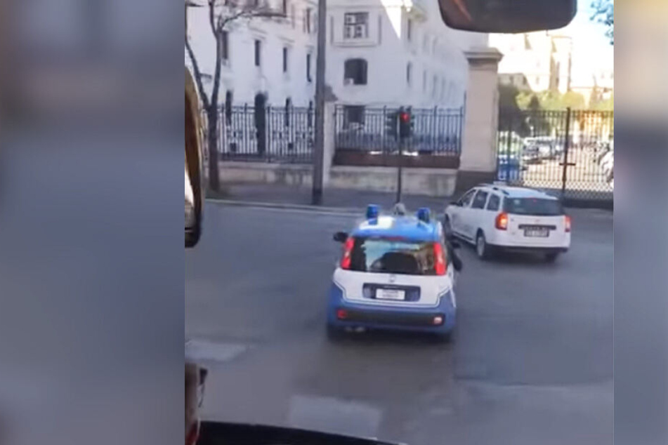 Die Polizei-Eskorte gestikuliert sich den Weg frei.