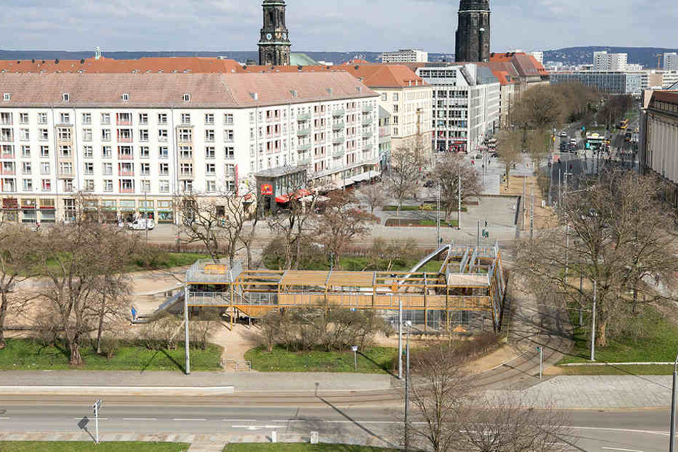 Tischler Robert Schaarschmidt (26) von der Firma Holzbau Lehmann sägt neue
Holzteile passgenau.
