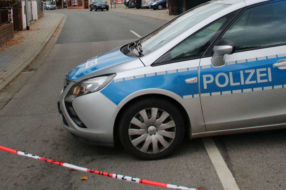 Vor einem Wohnhaus in Cunewalde fand die Polizei eine leblose Seniorin. Jede Hilfe kam zu spät.