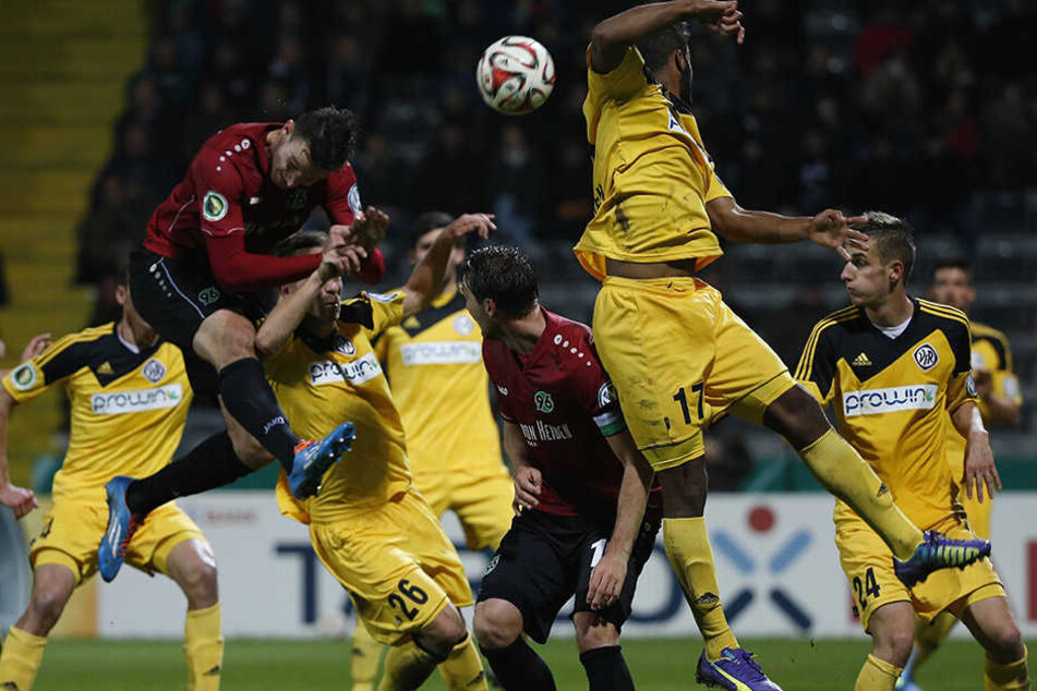 Florian Ballas (l., im roten
Trikot) bei seinem einzigen Einsatz für die Profis von Hannover 96 im Oktober
2014 im DFB-Pokalspiel beim VfR Aalen. Die 96er verloren und schieden aus.