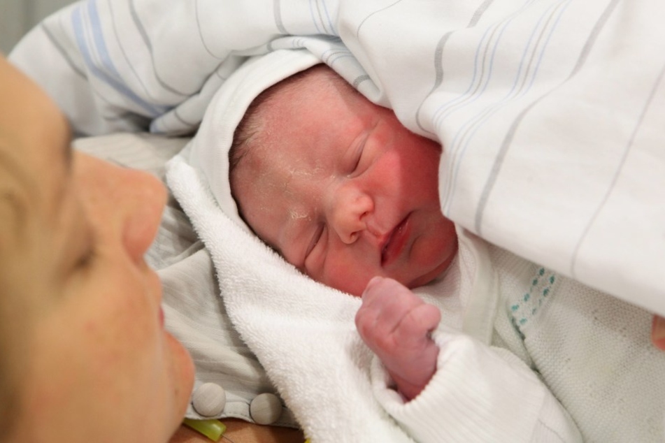 Ins Krankenhaus hat es die 37-Jährige nicht mehr rechtzeitig geschafft- Ihr Sechs-Kilo-Baby bekam sie im Foyer ihres Hauses. (Symbolbild)