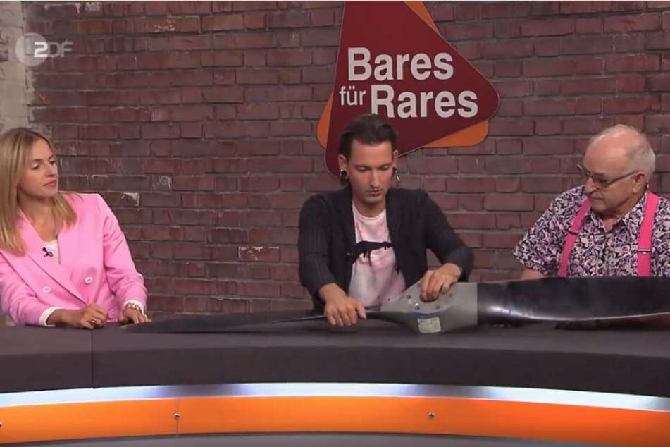 Händler Fabian Kahl schaut sich das schwere Ding an, eine Verwendung dafür hat er aber nicht, schließlich mag er nur antike Dinge.