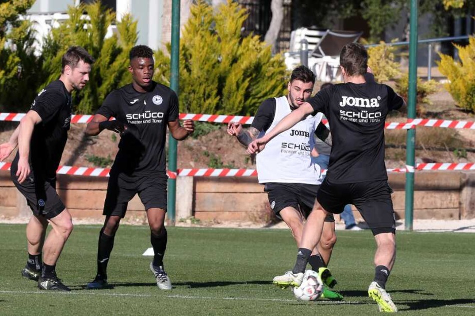 In der spanischen Sonne schwitzen die Profis von Arminia Bielefeld.