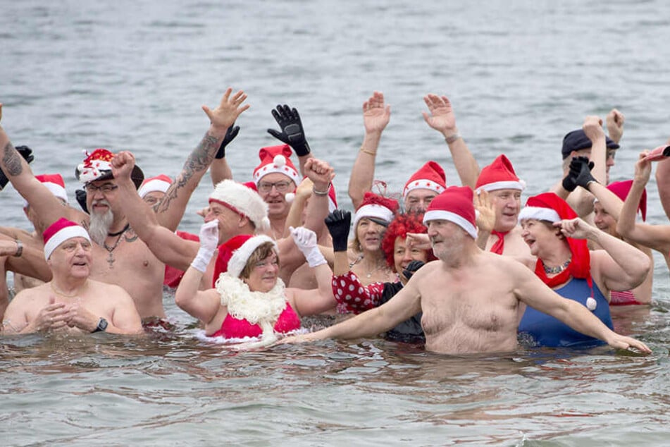 Beim traditionellen Weihnachtsbaden gehen die Vereinsmitglieder der Berliner Seehunde schwimmen.