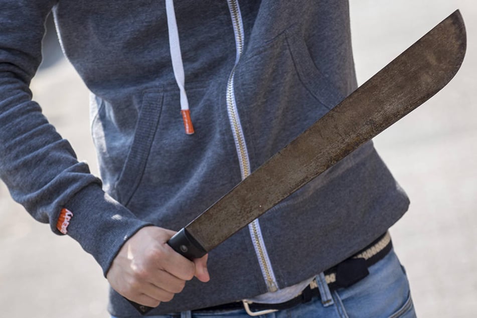 Mit einer Machete ging der Mann auf eine 29-Jährige los.