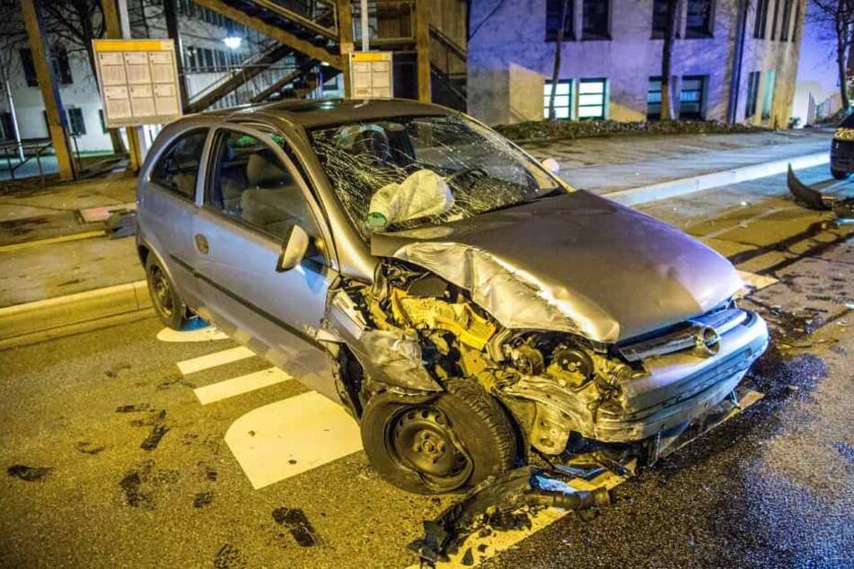 Der Opel Corsa nachdem er gegen den Betonpfeiler krachte.