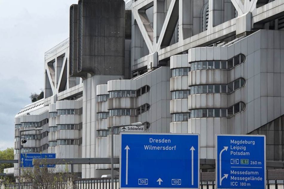 Teile der Fassade könnten auf die Autobahn stürzen, deshalb wurden zwei Fahrspuren vorerst gesperrt.