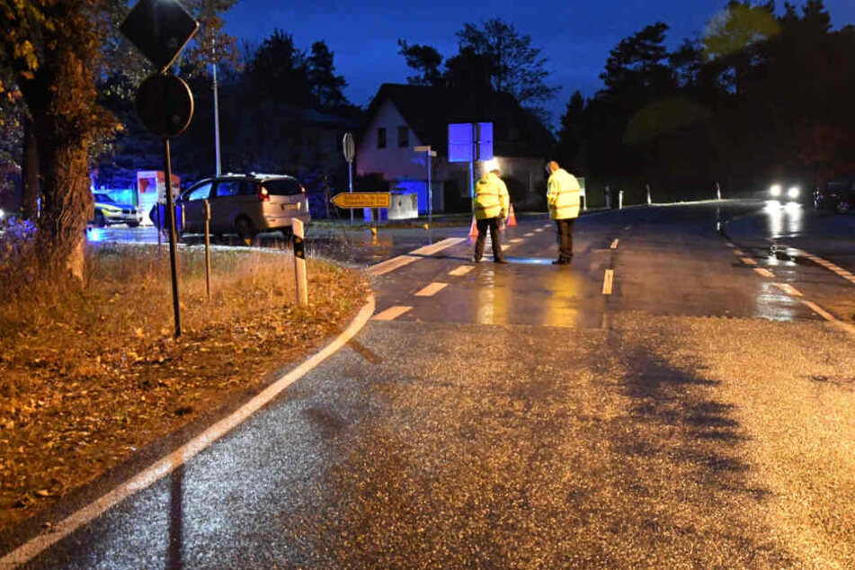 Die Polizei musste die Alte Poststraße nach dem Unfall absperren.