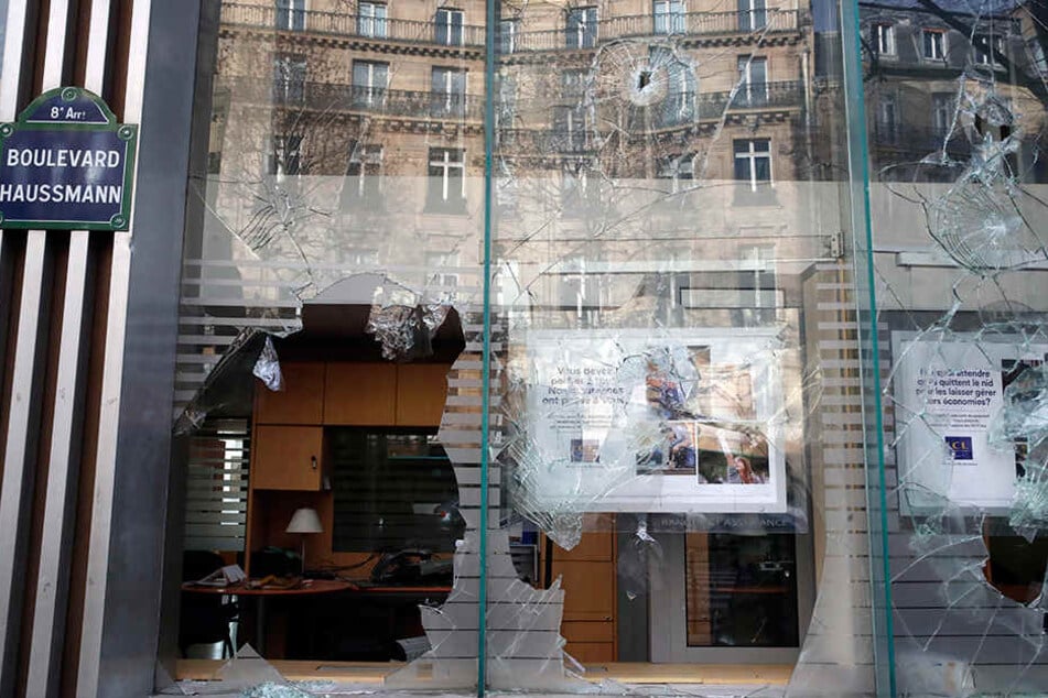 Blick auf die eingeschlagenen Fenster einer Bank in Paris, einen Tag nach den Demonstrationen der "Gelben Westen".
