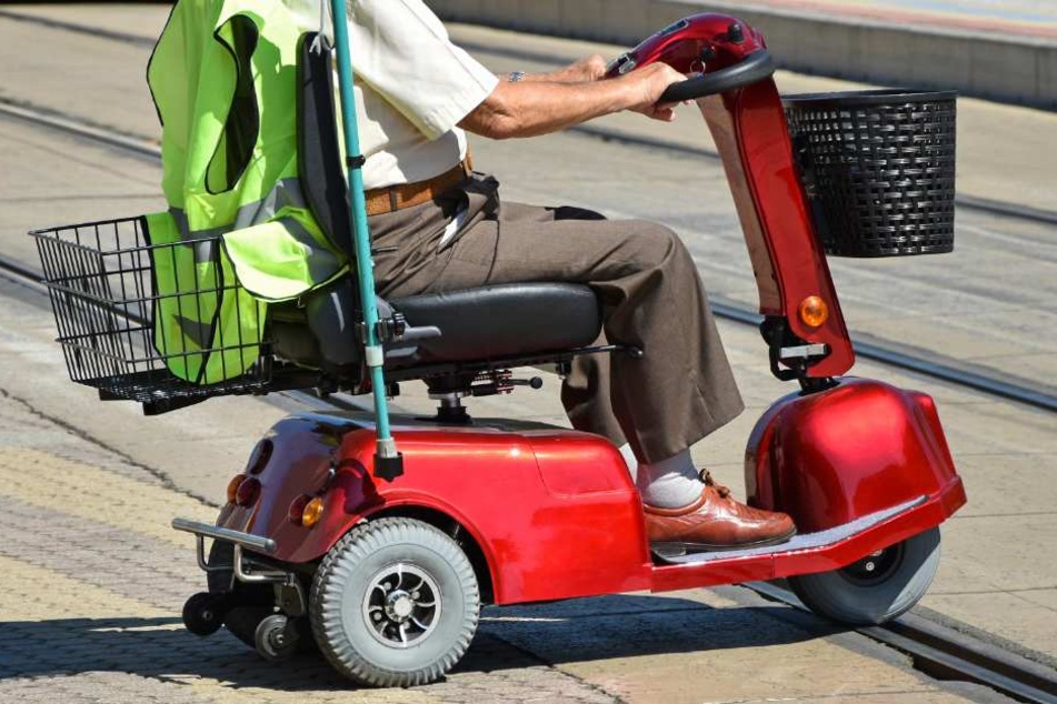 Solch Krankenfahrstühle erreichen maximal eine Geschwindigkeit von 15km/h (Symbolbild)