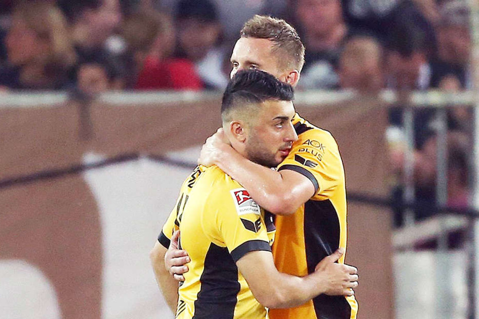 Nachdem sich Aosman (li.) wieder beruhigt hatte, herzte er seine Kollegen nach dem Punktgewinn auf St. Pauli. Hier Manuel Konrad.