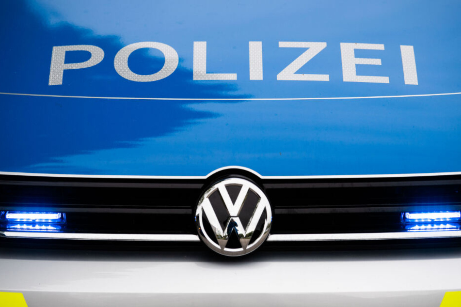 Ein Blaulicht leuchtet an einer Polizeistreife.