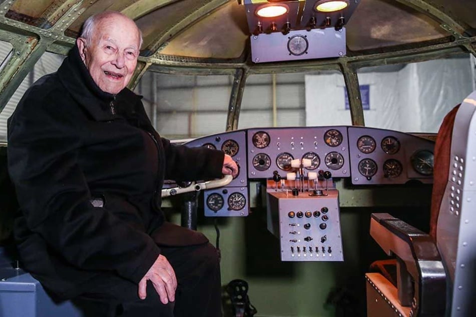 Da kommen viele Erinnerungen hoch: Der frühere Testpilot Gerhard Güttel (94) im nachgebauten Cockpit.