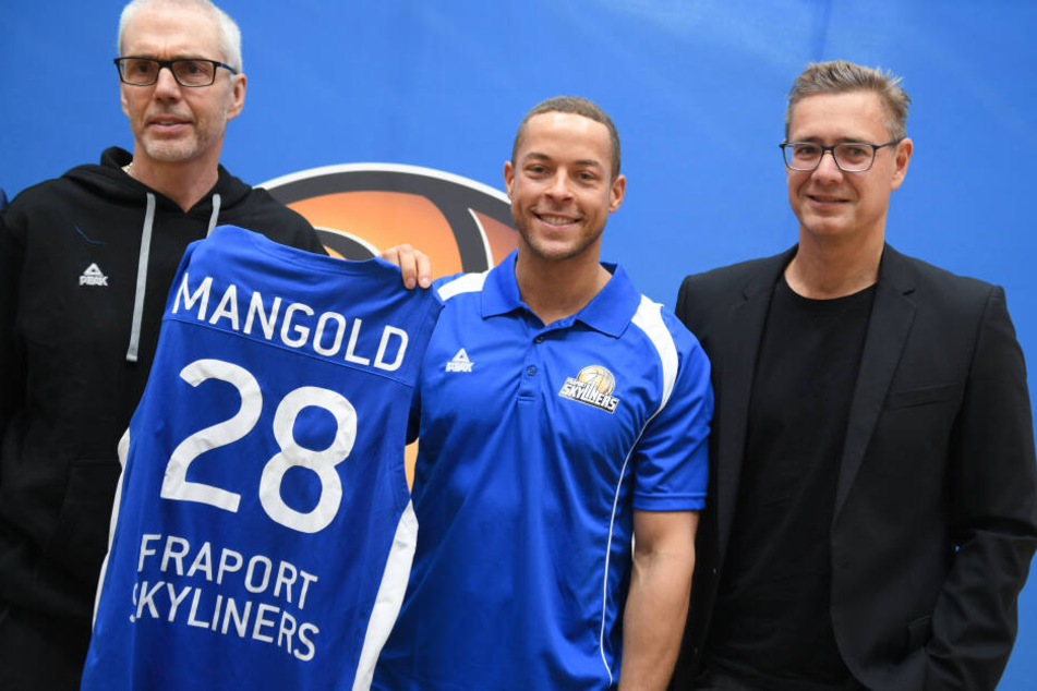 Am 9. April wurde Ex-Bachelor Andrej Mangold (Mi.) als Neuzugang der Fraport Skyliners präsentiert.