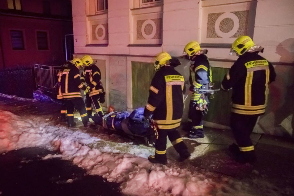 Der gestürzte Fußgänger wurde mit einer Trage zum Rettungswagen gebracht.