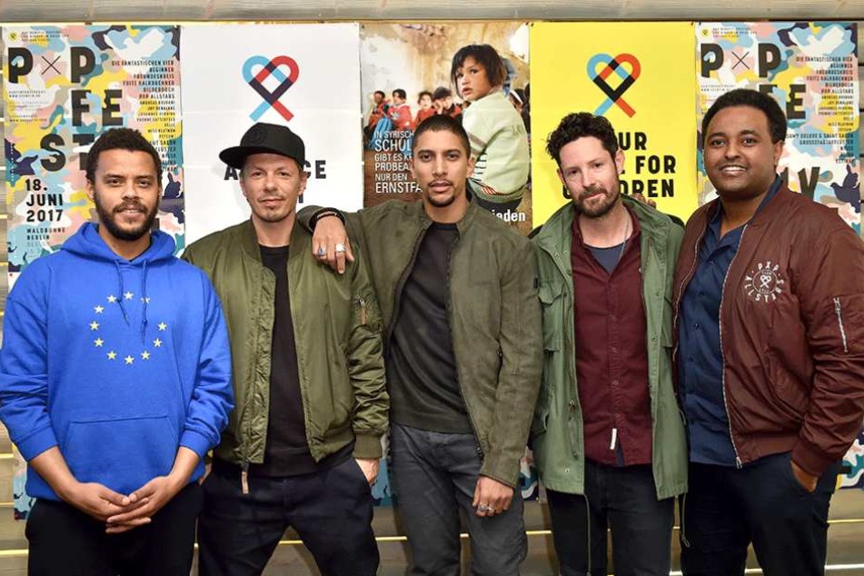 Die Musiker Denyo, von der Band Beginner (l-r), Michi Beck, von der Band Die Fantastischen Vier, Andreas Bourani, Max Herre, von der Band Freundeskreis, und Fetsum Sebhat treten auf der Waldbühne auf.