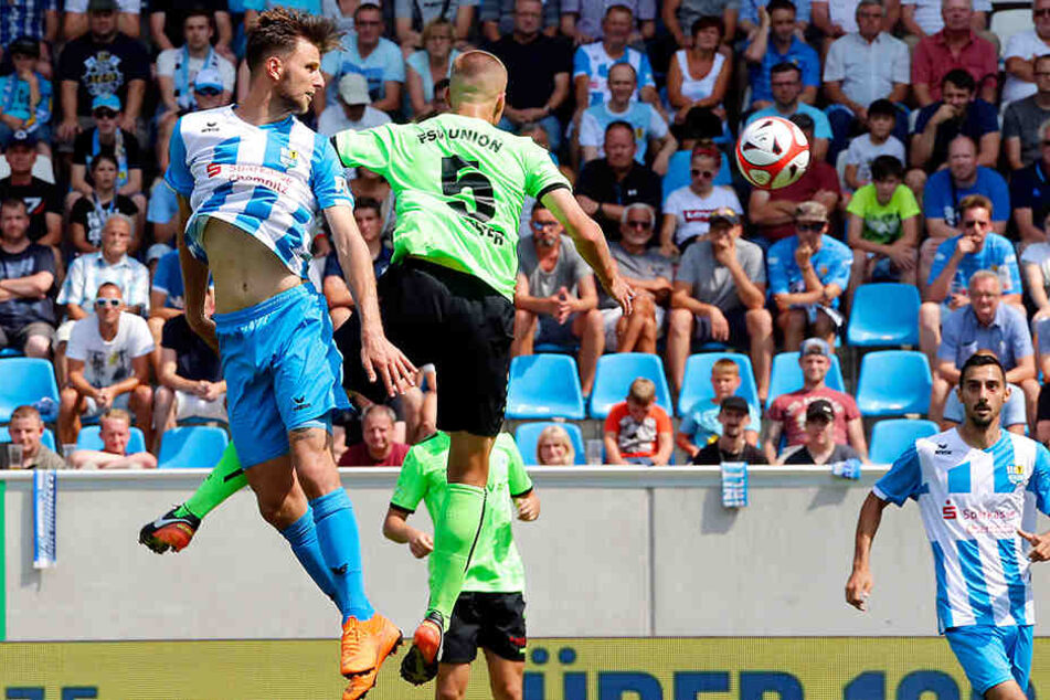 Dejan Bozic, der hier vor Fürstenwalde-Innenverteidiger Peter Köster zum Kopfball kommt, erzielte zum Saison-Auftakt das späte 3:2-Siegtor gegen den starken Aufsteiger. Trifft der Torjäger am Sonntag erneut?