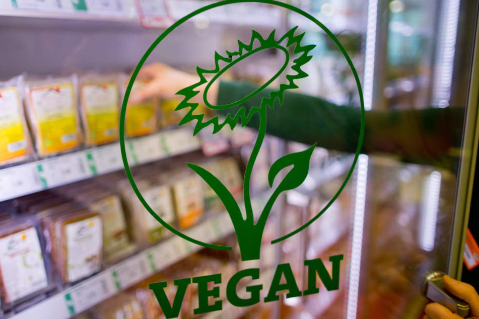 Die Vegan-Blume weist auf vegane Lebensmittel hin.