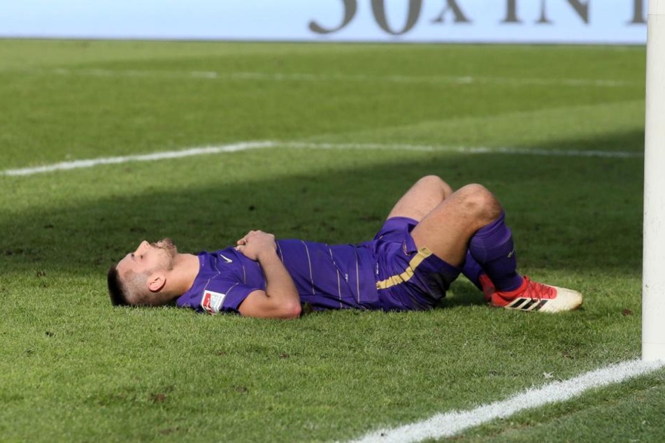 Chance vertan! Enttäuscht, aber auch ausgepumpt vom vielen Laufen liegt Dimitrij Nazarov auf dem Rasen.