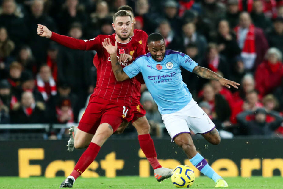 Ex-LFC-Spieler Raheem Sterling (r.) behauptet sich gegen Reds-Kapitän Jordan Henderson, mit dem er 144 Mal gemeinsam für Liverpool auf dem Platz stand.