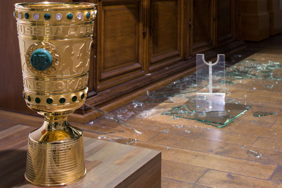 Bei einem Einbruch wurden auch solche Reproduktionen des DFB-Pokals geklaut.