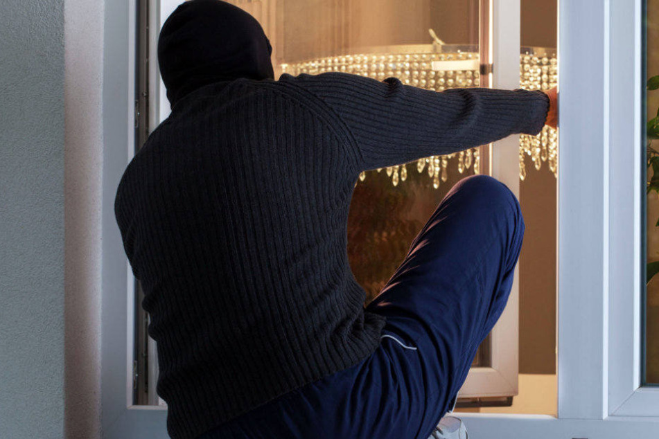 Der Einbrecher war vermutlich über ein Küchenfenster eingestiegen. (Symbolbild)