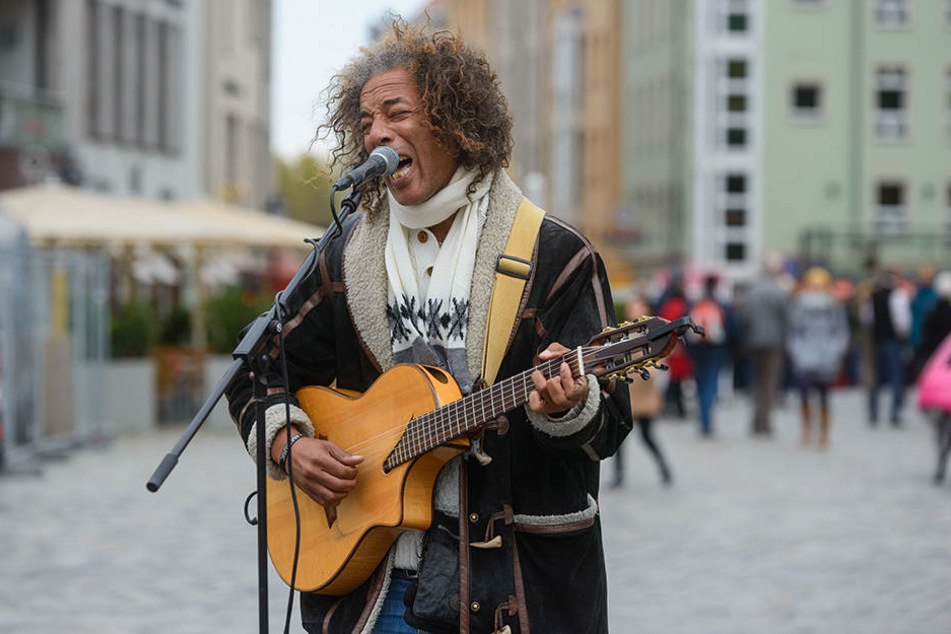 Gitarrist Vincent van Hessen (48) spielt seine eher sanften Klänge momentan noch mit Verstärker, wehrt sich aber auch gegen zu laute Musiker.