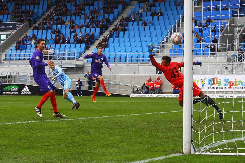 Mit diesem Linksschuss brachte Daniel Frahn den CFC im Hinspiel gegen Werder Bremen II (Endstand 1:1) in Führung.