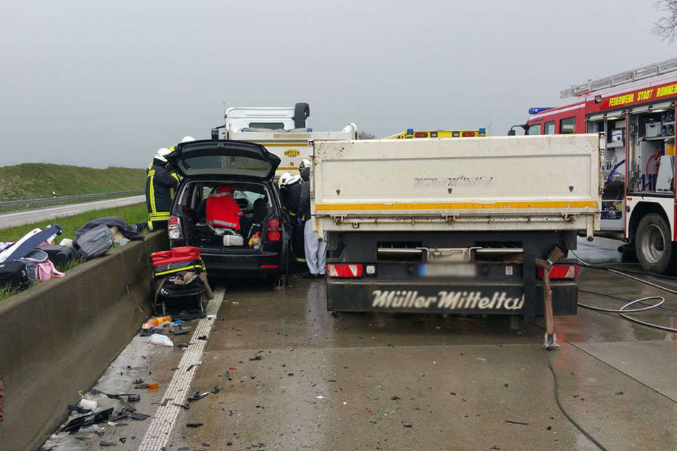 Das Auto wurde zwischen Lkw und der Betonmauer eingeklemmt.