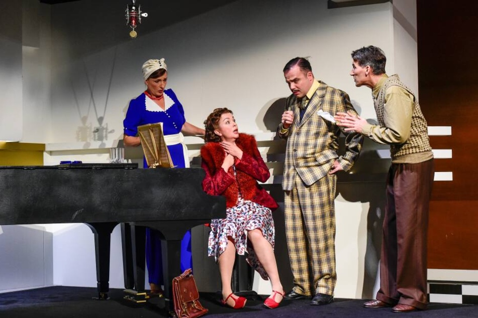 Florence mit ihren Freunden im Tonstudio (v.l.): Ulrike Euen (Dorothy), Katka Kurze (Florence), Philipp von Schön-Angerer (St. Clair) und Marko Bullack (Cosme).