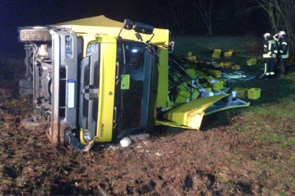 Der Lkw überschlug sich und landete in einem Feld.