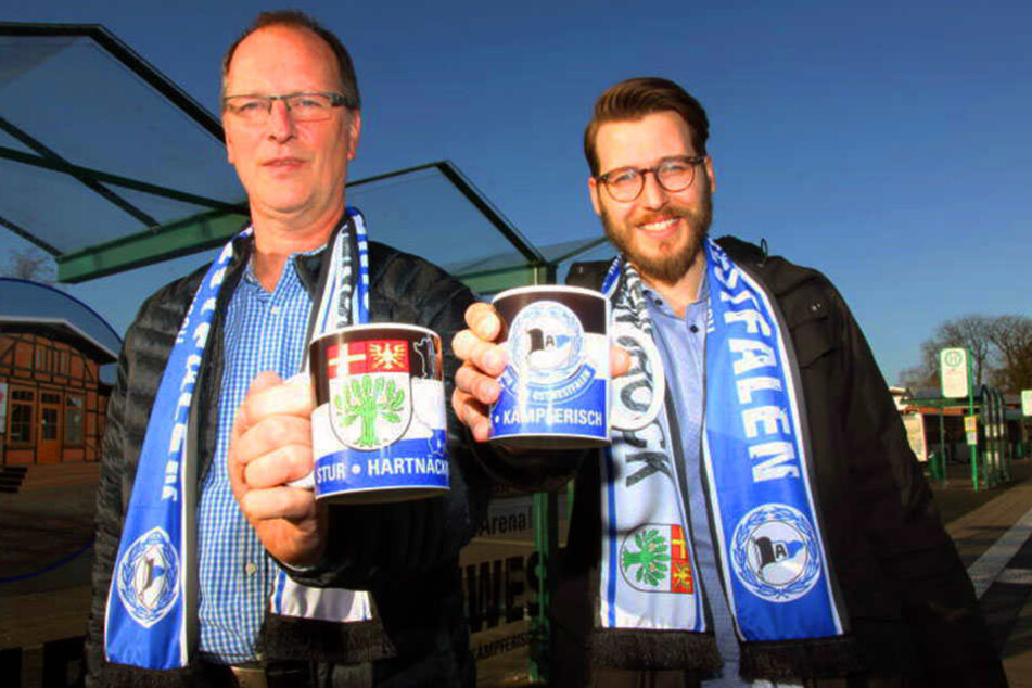 Arminia-Beauftragter der Stadt Schloß Holte-Stukenbrock Axel Otto und DSC-Projektleiter Jakob Philipp präsentieren die exklusiven Fanartikel.