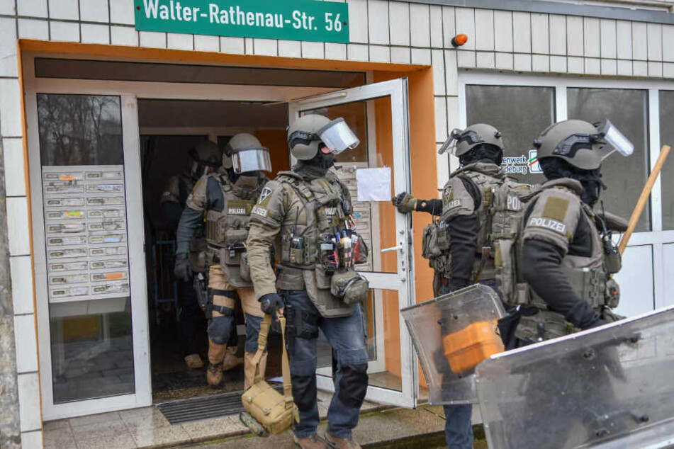Mehrere bewaffnete Einsatzkräfte stürmten am Samstagmittag ein WG-Zimmer in der Walter-Rathenau-Straße in Magdeburg.