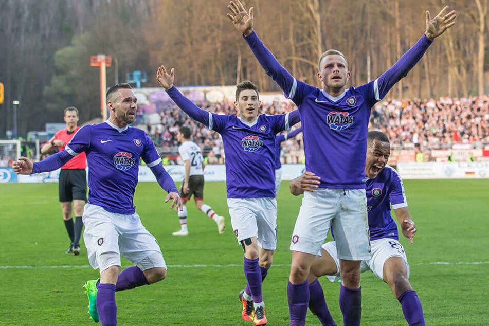 Grenzenlose Freude nach dem 1:0: Torschütze Nicky Adler wird von seinen Kollegen gefeiert.